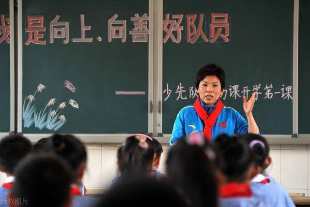 老友重逢 新友相聚15位演员齐亮相解锁造型场景细节《四海》的演员阵容充满惊喜，既有在韩寒导演经典作品中结缘的老友再重逢，也有首次合作的新朋友